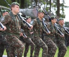 Comandante-Geral da PMPR recebe Medalha do Exército em solenidade 