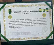 Comandante-Geral da PMPR recebe Medalha do Exército em solenidade 