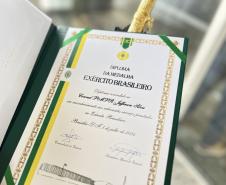 Comandante-Geral da PMPR recebe Medalha do Exército em solenidade 