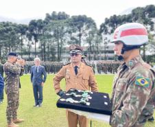Comandante-Geral da PMPR recebe Medalha do Exército em solenidade 