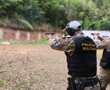 Efetivo do BPTran realiza habilitação e renovação para emprego de armas de fogo de porte