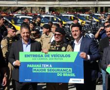 Investimento de R$ 63 milhões: Ratinho Junior entrega 431 motos e viaturas para a PMPR