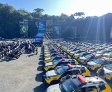 Investimento de R$ 63 milhões: Ratinho Junior entrega 431 motos e viaturas para a PMPR