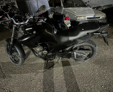 Motocicleta com placa adulterada é apreendida durante operação no bairro Hauer, em Curitiba