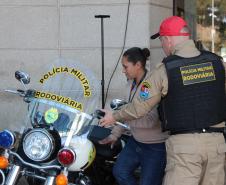 Exposição "Exemplos que Arrastam" celebra 171 anos da Polícia Militar do Paraná em shoppings de Curitiba
