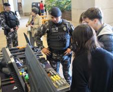 Exposição "Exemplos que Arrastam" celebra 171 anos da Polícia Militar do Paraná em shoppings de Curitiba