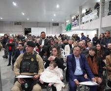 A Polícia Militar do Paraná também participa ativamente da feira, garantindo a segurança de todos os visitantes e mantendo um estande de exposição