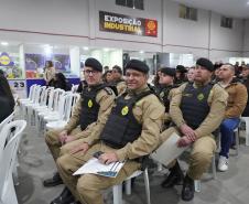 A Polícia Militar do Paraná também participa ativamente da feira, garantindo a segurança de todos os visitantes e mantendo um estande de exposição