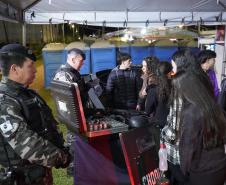 A Polícia Militar do Paraná também participa ativamente da feira, garantindo a segurança de todos os visitantes e mantendo um estande de exposição
