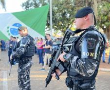A Polícia Militar participa de maneira estratégica, mobilizando efetivo local e unidades especializadas 