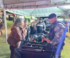 A Polícia Militar do Paraná também participa ativamente da feira, garantindo a segurança de todos os visitantes e mantendo um estande de exposição