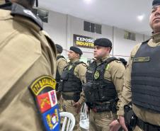 A Polícia Militar do Paraná também participa ativamente da feira, garantindo a segurança de todos os visitantes e mantendo um estande de exposição