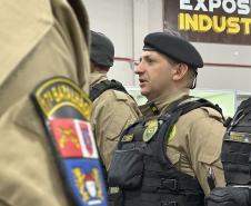 A Polícia Militar do Paraná também participa ativamente da feira, garantindo a segurança de todos os visitantes e mantendo um estande de exposição