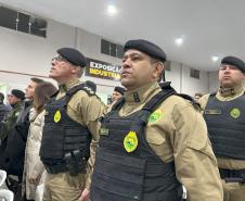 A Polícia Militar do Paraná também participa ativamente da feira, garantindo a segurança de todos os visitantes e mantendo um estande de exposição