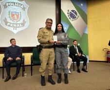 Comandante-Geral da PMPR recebe homenagem da Polícia Penal em solenidade do sistema penitenciário