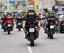 A Polícia Militar lembra que o artigo 165 do CTB prevê penalidades severas para quem dirige sob efeito de álcool ou substância psicoativa, incluindo multa gravíssima, suspensão do direito de dirigir e retenção do veículo, conforme a legislação vigente.