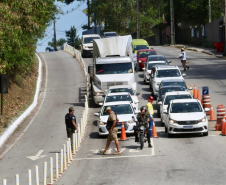 PMPR orienta motoristas a viajar em horários alternativos no acesso ao ferry boat de Guaratuba