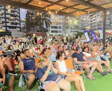 Com grande público presente, a apresentação aconteceu no estande da emissora, transformando a noite em um verdadeiro espetáculo musical à beira-mar