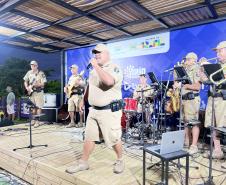 Com grande público presente, a apresentação aconteceu no estande da emissora, transformando a noite em um verdadeiro espetáculo musical à beira-mar