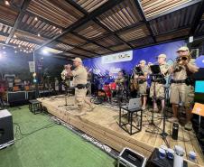 Com grande público presente, a apresentação aconteceu no estande da emissora, transformando a noite em um verdadeiro espetáculo musical à beira-mar