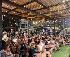 Com grande público presente, a apresentação aconteceu no estande da emissora, transformando a noite em um verdadeiro espetáculo musical à beira-mar