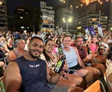 Com grande público presente, a apresentação aconteceu no estande da emissora, transformando a noite em um verdadeiro espetáculo musical à beira-mar
