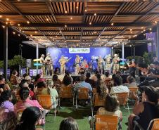 Com grande público presente, a apresentação aconteceu no estande da emissora, transformando a noite em um verdadeiro espetáculo musical à beira-mar