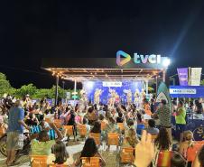 Com grande público presente, a apresentação aconteceu no estande da emissora, transformando a noite em um verdadeiro espetáculo musical à beira-mar