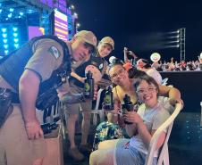 Mesmo com a chuva que caiu durante parte da apresentação, o público permaneceu no local