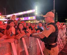 Mesmo com a chuva que caiu durante parte da apresentação, o público permaneceu no local