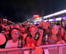 Mesmo com a chuva que caiu durante parte da apresentação, o público permaneceu no local