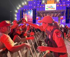 Mesmo com a chuva que caiu durante parte da apresentação, o público permaneceu no local