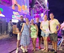 Mesmo com a chuva que caiu durante parte da apresentação, o público permaneceu no local