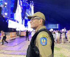 Mesmo com a chuva que caiu durante parte da apresentação, o público permaneceu no local