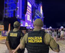 Mesmo com a chuva que caiu durante parte da apresentação, o público permaneceu no local