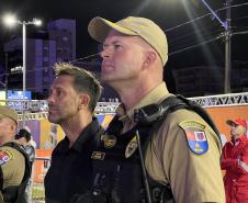 Mesmo com a chuva que caiu durante parte da apresentação, o público permaneceu no local