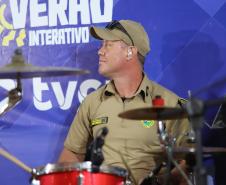 Com grande público presente, a apresentação aconteceu no estande da emissora, transformando a noite em um verdadeiro espetáculo musical à beira-mar