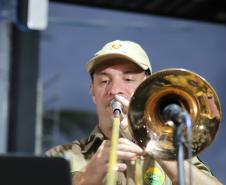 Com grande público presente, a apresentação aconteceu no estande da emissora, transformando a noite em um verdadeiro espetáculo musical à beira-mar