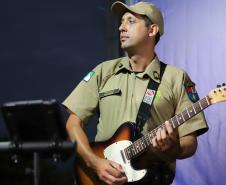 Com grande público presente, a apresentação aconteceu no estande da emissora, transformando a noite em um verdadeiro espetáculo musical à beira-mar