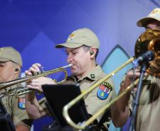 Com grande público presente, a apresentação aconteceu no estande da emissora, transformando a noite em um verdadeiro espetáculo musical à beira-mar