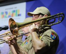 Com grande público presente, a apresentação aconteceu no estande da emissora, transformando a noite em um verdadeiro espetáculo musical à beira-mar