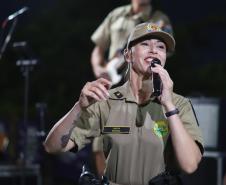 Com grande público presente, a apresentação aconteceu no estande da emissora, transformando a noite em um verdadeiro espetáculo musical à beira-mar