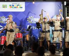 Com grande público presente, a apresentação aconteceu no estande da emissora, transformando a noite em um verdadeiro espetáculo musical à beira-mar
