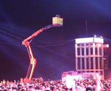 Mesmo com a chuva que caiu durante parte da apresentação, o público permaneceu no local