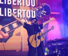 Mesmo com a chuva que caiu durante parte da apresentação, o público permaneceu no local