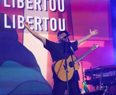 Mesmo com a chuva que caiu durante parte da apresentação, o público permaneceu no local