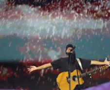 Mesmo com a chuva que caiu durante parte da apresentação, o público permaneceu no local