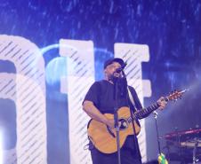 Mesmo com a chuva que caiu durante parte da apresentação, o público permaneceu no local