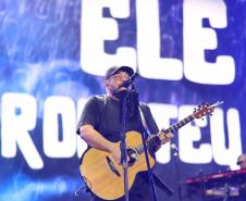 Mesmo com a chuva que caiu durante parte da apresentação, o público permaneceu no local