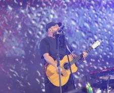 Mesmo com a chuva que caiu durante parte da apresentação, o público permaneceu no local